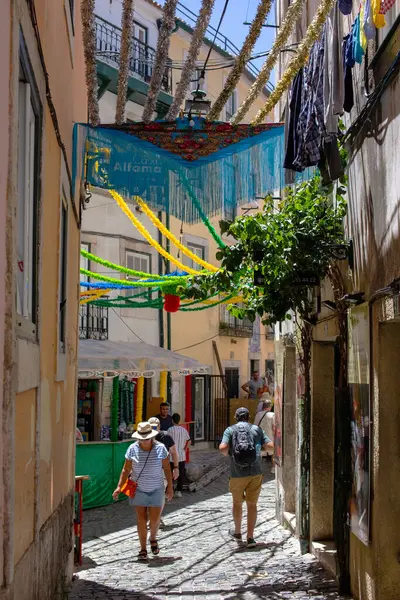 Alfama Lizbon Renkli Sokak Sahnesi