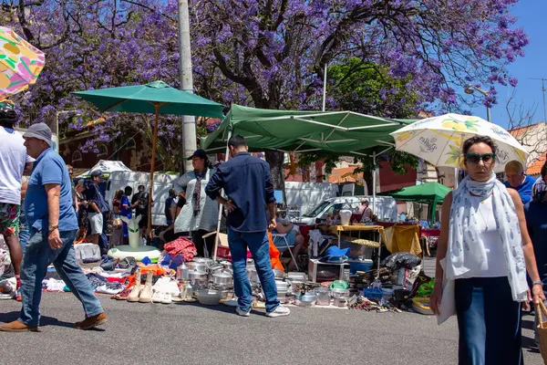 Tedarikçiler ve Müşterilerle Meşgul Bit Pazarı Sahnesi