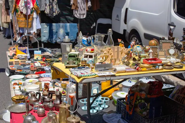 Canlı bir bit pazarı, antika ve değerli eşyalar sergiliyor..