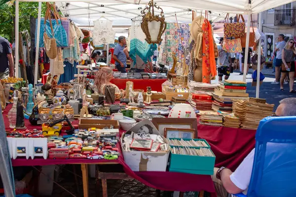 Ürpertici bir bit pazarı, antika ve antikalar sergiliyor.