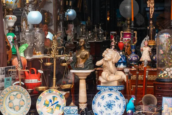 Antika mağazasının vitrininde antika hazineler ve koleksiyonlar var.