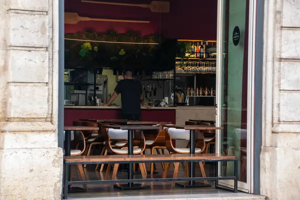 Açık Oturaklı Restoran Girişi