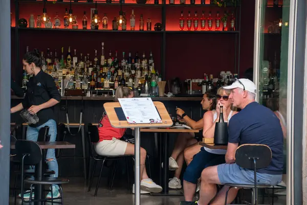 İnsanların Yemek ve İçki İçtiği Restoran Sahnesi