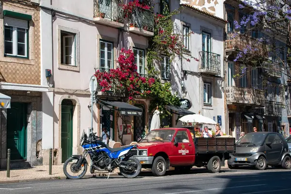 Lizbon 'da bir sokak sahnesi, Portekiz' de bir motosiklet ve kırmızı kamyonet.