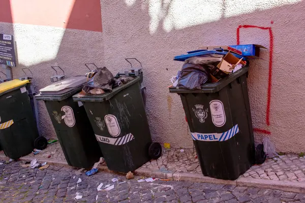 Lizbon 'da çöp bidonları atık kaynıyor