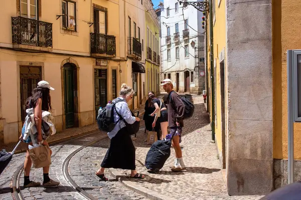 Lizbon, Portekiz 'de dar bir sokakta yürüyen turistler