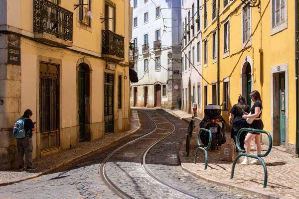 Lizbon caddesinde tramvay rayları ve tarihi binalar var.