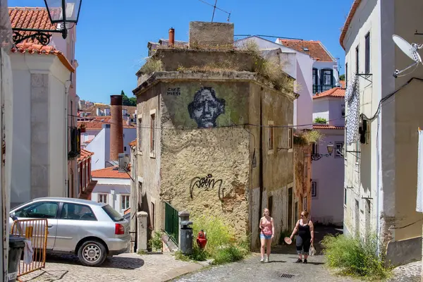 Lizbon, Portekiz 'de Bir Bina Yüzünde Sokak Sanatı Portresi