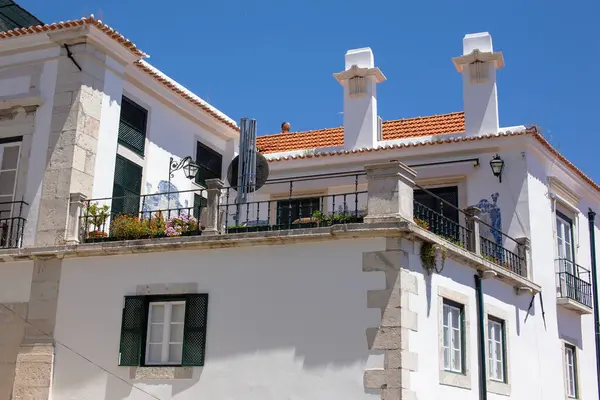 Güneşli bir günde balkonlu güzel beyaz bir bina.