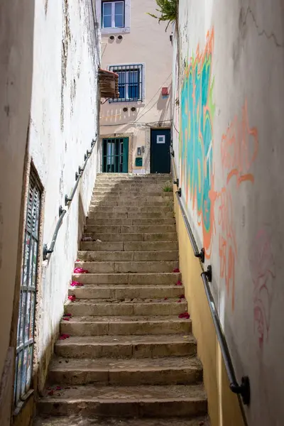 Eski kasabada eski merdivenler, Lizbon, Portekiz