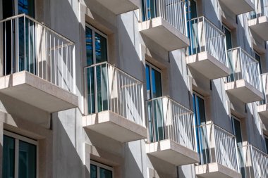 Lizbon, Portekiz 'de balkonları olan modern bir apartmanın detayları.