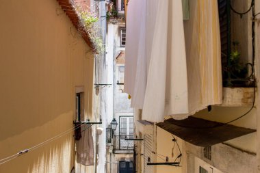 Lizbon 'da dar bir cadde, balkonlardan sarkan çamaşırlarla..