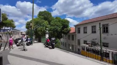 Lizbon 'un eski Portekiz kasabası tramvay manzaralı, dar sokaklı ve geçen turistler