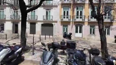 Lizbon tramvay penceresinden, Portekiz dar sokaklarından, eski binalardan ve güneş ışığından bak