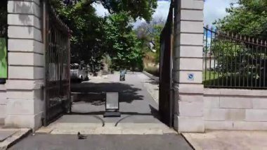 Lizbon tramvayı, Portekiz şehri dar yolları ve klasik binaları ile seyahat görüntüsü