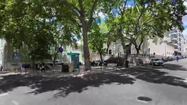 Lizbon tramvayı dar sokak manzarası, Portekiz seyehat cazibesi ünlü tarihi şehir