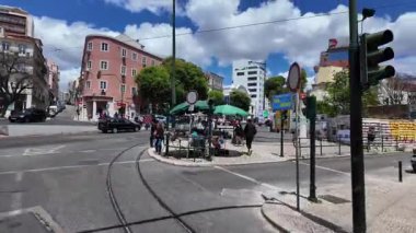 POV tramvay yolculuğu Lizbon, Portekiz eski sokak evlerle dolu, klasik Avrupa seyahat filmi