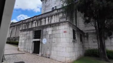 Lizbon 'un dar yolları Portekiz, tramvaydan turistler ve cazibeyle dolu eski bir kasaba sahnesinden görüldü.