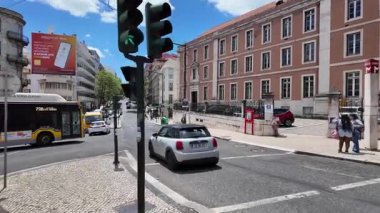 Lizbon dar caddesi, tramvay manzaralı, Portekiz 'deki ünlü tarihi şehir seyahati yeri.