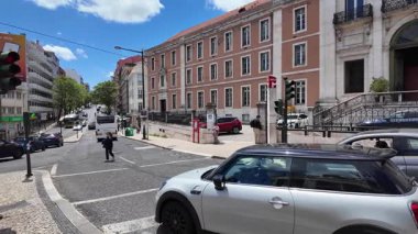 Lizbon 'da tramvay sahnesi, dar eski kasaba yollarıyla popüler Portekiz seyahat yeri.