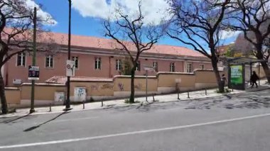 Lizbon 'daki eski tramvay dışı manzara, Portekiz' in parlak binaları ile geleneksel dar cadde