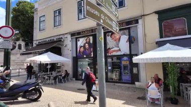 Lizbon caddesine bakan tramvayın içi, eski şehrin dar Portekiz yolu, en iyi turistik bölge.