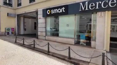 Lizbon tramvayı manzaralı, aşağıdaki Avrupa eski şehir caddesi, renkli Portekiz evleri