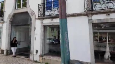 Lizbon eski kasaba manzarası tramvay, kaldırımlı cadde ve evler, ikonik Avrupa turistik konumu