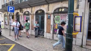 Lizbon 'daki eski mahallede tramvay durağı, binalarla dolu dar bir sokak, Portekiz' in ünlü seyahat merkezi.