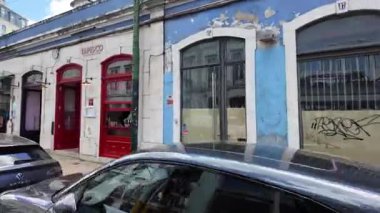 Lizbon tramvayı pencerenin dışı, eski kasaba Portekiz sokak manzarası, turizm için popüler fotoğraf