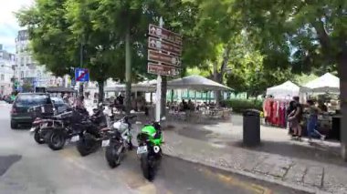 Lizbon 'un eski kasabasında klasik tramvay manzarası, sıkı kaldırım taşı sokakları ve tarihi evler, Avrupa seyahati konsepti