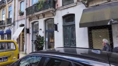Lizbon tarihi caddesi tramvay penceresinden, Portekiz yolu Avrupa 'nın ikonik seyahat bölgesinde daralıyor