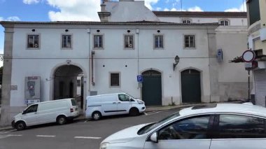 Lizbon tramvayı, Portekiz 'deki eski şehir sokakları ve klasik evler, ortak Avrupa turizm manzarası