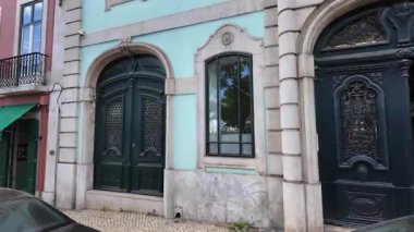 Eski Lizbon 'daki tramvay manzarası, renkli binalar ve dar sokaklar, klasik Portekiz seyahat fotoğrafları.