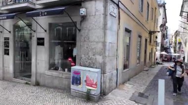 Lizbon tramvayı manzarası, Portekiz 'deki dar kaldırımlı yol, Avrupa' nın en iyi tatil yeri.