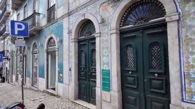 Lizbon 'daki tramvay manzarası, klasik binalarla dar bir sokak, popüler Avrupa turizm beldesi