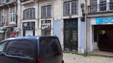 Lizbon tarihi caddelerinde tramvay sahnesi, güneşli eski kasaba bölgesinde ikonik Portekiz seyahat yeri