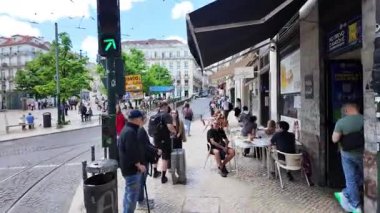 Lizbon tramvay manzarası eski kasaba caddesinde dar yolları ve klasik binaları olan ünlü Portekiz şehir seyahati sahnesi