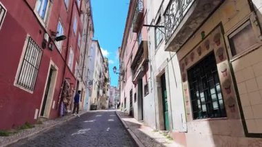 Kaliteli evler ve kaldırımlı caddelerle eski Lizbon yolunda yürüyorum.