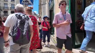 Lizbon 'da parke taşları ve pastel renkli Portekiz evleri olan otantik bir sokak yürüyüşü.