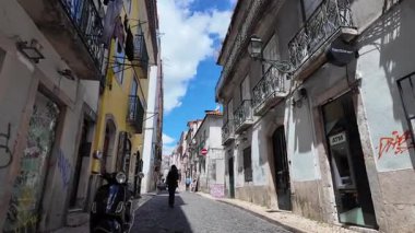 Lizbon 'un tarihi caddesinin yürüme perspektifi fayanslı evler ve dar yollar