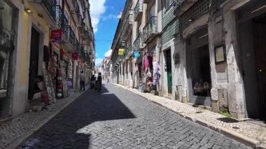 Lizbon eski caddesinde kaldırımlı yol ve yerel binalarla manzara yürüyüşü