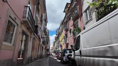 Lizbon kaldırımlı caddede eski binalar ve geleneksel cazibeyle POV gezintisi
