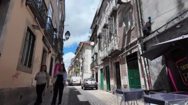 Lizbon 'da tarihi evler ve kaldırım taşı yollarla dar sokak yürüyüşü