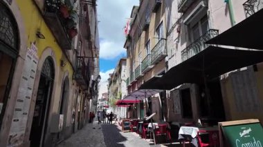 Lizbon Portekiz 'in gezici manzarası kaldırımlı sokak ve klasik evler sokak seviyesinden