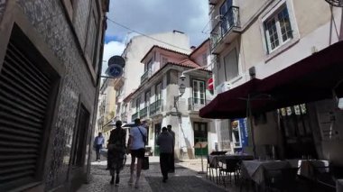Lizbon 'daki kentsel Portekiz sokak yürüyüşü sahnesi eski dünya cazibesiyle