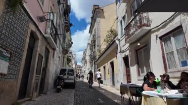 Klasik Portekiz Lizbon sokak manzarası Yürüyen ve fayanslı evler