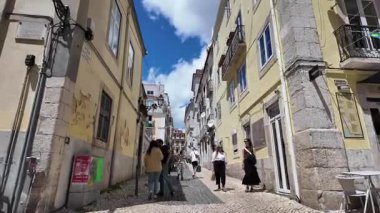 Lizbon 'daki Portekiz Mirasları Sokağı' nda yürüyüş sırasında görüldü