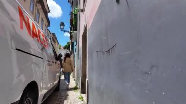 Lizbon 'daki eski sokak sahnesinde tarihi detaylarla yürüyoruz.