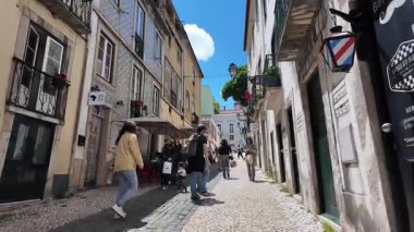 Lizbon 'un eski Avrupa kenti kaldırımları ve yürüyen insanlarla